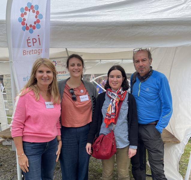 La famille Charpentier, Marie-Christine Poulain et Pénélope Clouard au stand ÉPI Bretagne lors du trail de la rigole d'Hilvern le 5 août 2023